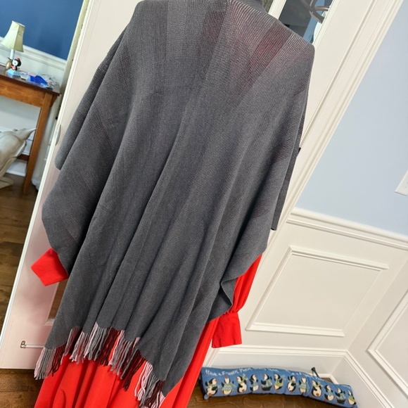 Shoulder Shawl, charcoal gray, knit with colored fringe NWOT - Picture 3 of 3